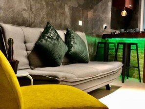 Executive Suite, Balcony, Garden View | Living area | TV - zyan Rooms (Villahermosa)