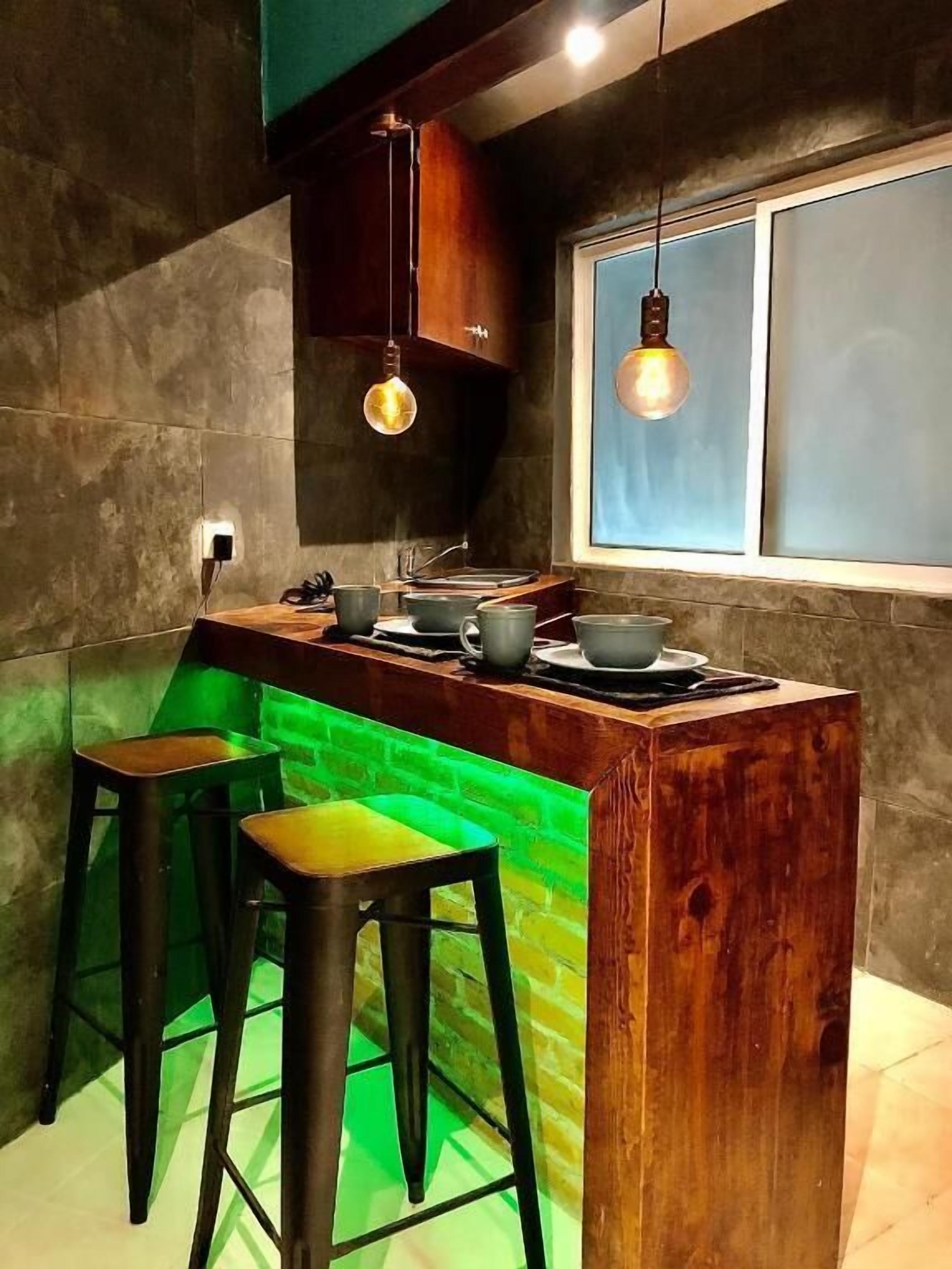 Suite ejecutiva, balcón, vista al jardín | Restaurantes