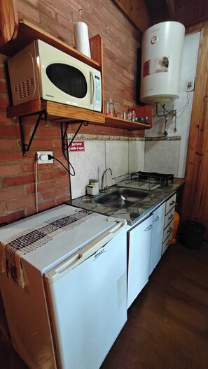 Microondas, utensilios de cocina y comedor 