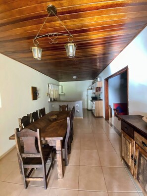 Dining - Country house with pool and beautiful gourmet area near Holambra. (Artur Nogueira)