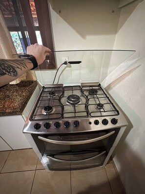 Geladeira, micro-ondas, fogão, cooktop