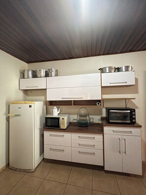 Fridge, microwave, oven, stovetop - Country house with pool and beautiful gourmet area near Holambra. (Artur Nogueira)