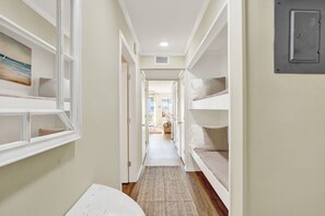 1 slaapkamer, een strijkplank/strijkijzer, gratis wifi, beddengoed