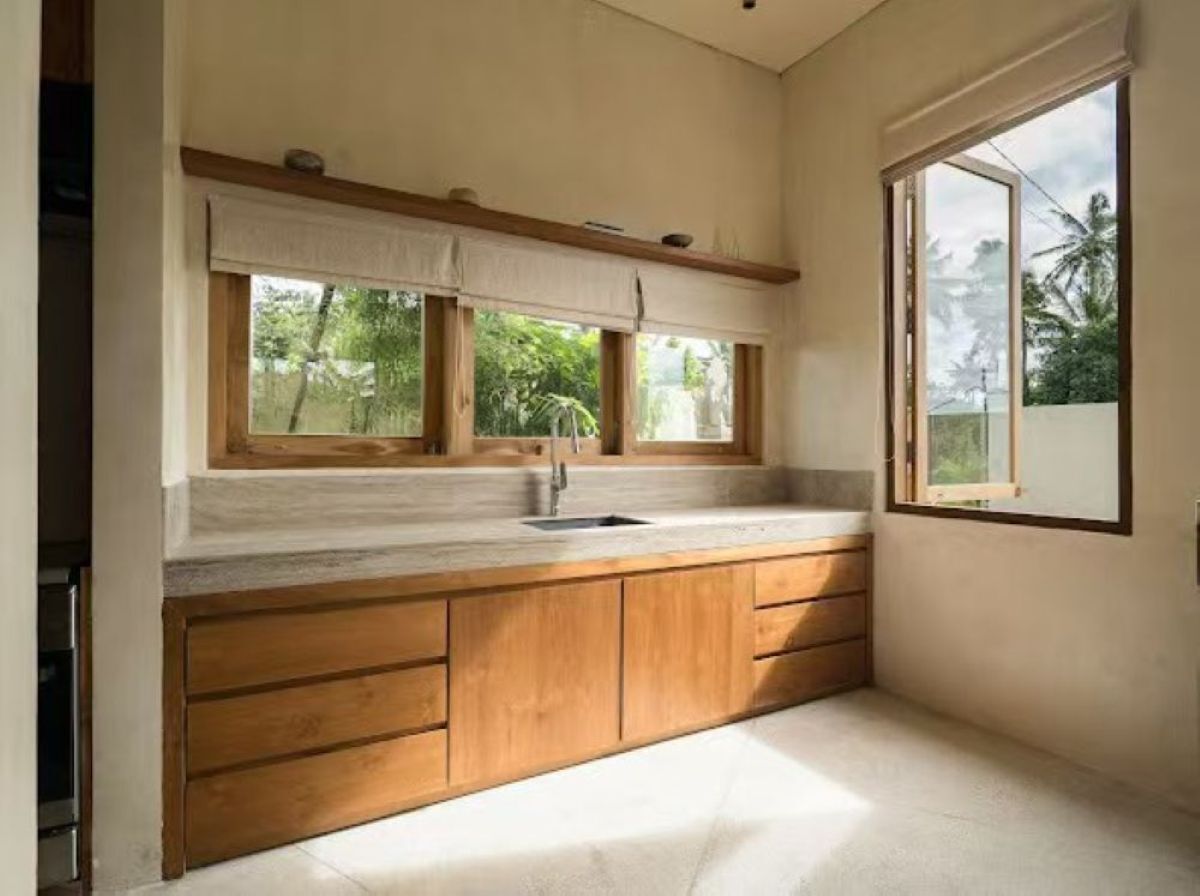 Kombinasi shower/bathtub, pengering rambut,  dan handuk