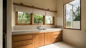 Kombinasi shower/bathtub, pengering rambut, dan handuk