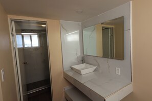 Ducha, toallas, jabón, shampoo