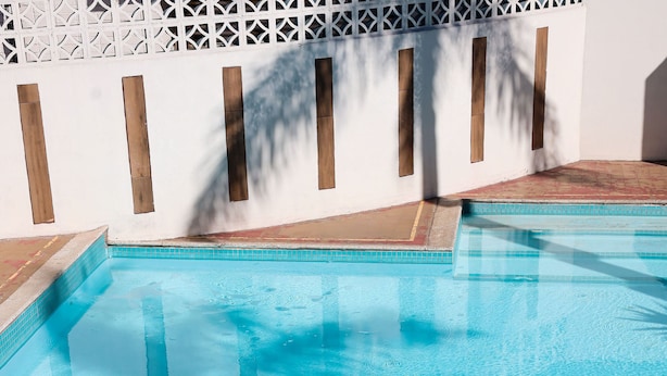 Een zwembad met daarin de tekst 'HOTEL ELEJECUTIVO' zichtbaar.