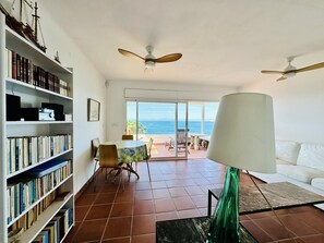 Living area - BARCA.Apartment with direct Beach Access (ROSES)