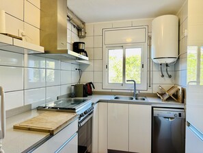 Microondas, horno, lavavajillas y cafetera y tetera 