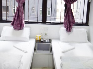 Deluxe Twin Room, City View | Desk, free WiFi - Cynthia's Inn (Tsim Sha Tsui)
