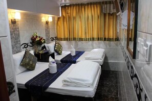 Deluxe Twin Room, City View | Spa - Cynthia's Inn (Tsim Sha Tsui)