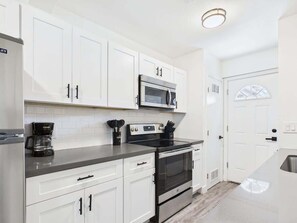 Fridge, microwave, oven, stovetop - Vistas-In Old Town-Walk to Entertainment District (Scottsdale)