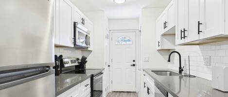 冷蔵庫、電子レンジ、オーブン、コンロ