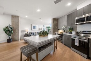 Fridge, microwave, oven, stovetop - Lux Beach Retreat: Parking/Wifi (San Diego)