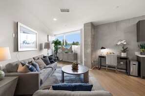 TV - Lux Beach Retreat: Parking/Wifi (San Diego)