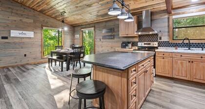 Cozy 2-bedroom cabin on beautiful Glover River in Broken Bow.