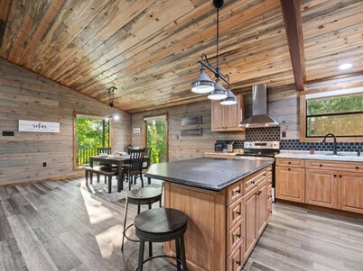 Cozy 2-bedroom cabin on beautiful Glover River in Broken Bow.