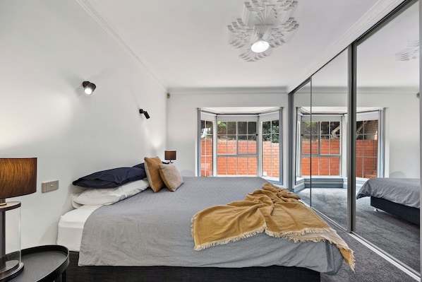 3 bedrooms, iron/ironing board, internet, bed sheets