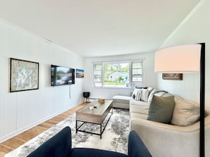Living area - Quiet 3-Bedroom Ranch Near Newport, Vineyards, & Beaches! (Middletown)
