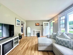 Living area - Quiet 3-Bedroom Ranch Near Newport, Vineyards, & Beaches! (Middletown)