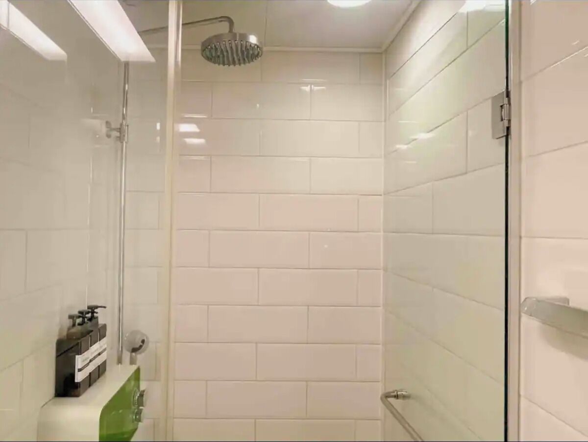 Douche, sèche-cheveux, bidet, serviettes fournies