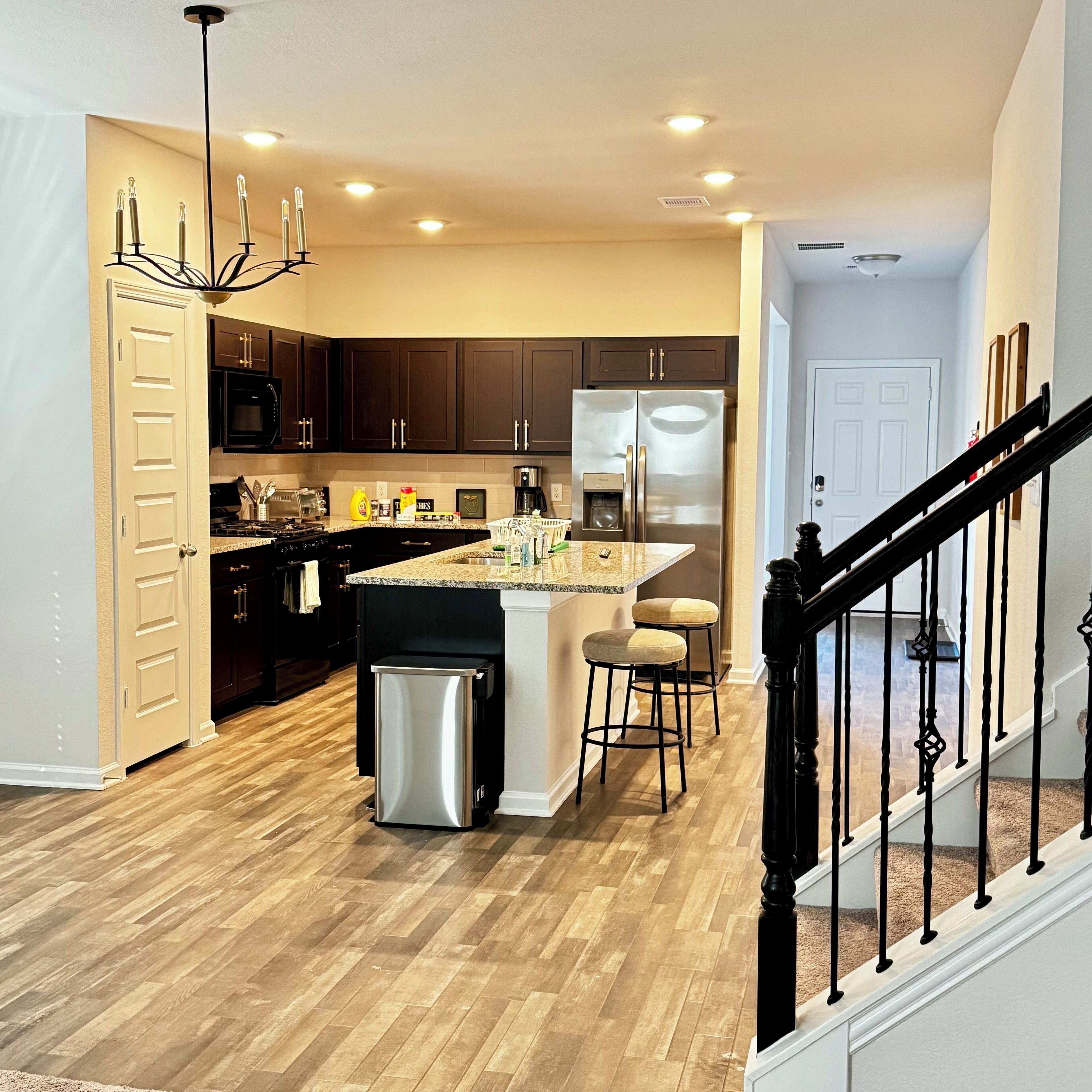 Mikrobølgeovn, ovn, kokeplater og oppvaskmaskin