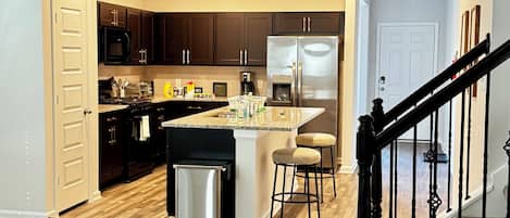 Mikrobølgeovn, ovn, kokeplater og oppvaskmaskin