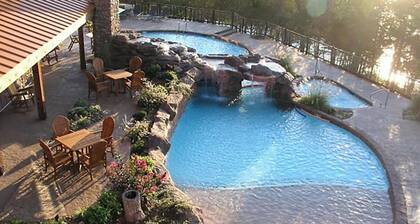 Stonewater Cove - Luxury getaway in the heart of the Ozark Mountains