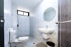 A bathroom with a toilet, sink, and mirror. - Yellow Place Sukhumvit Soi 2 (Bangkok)