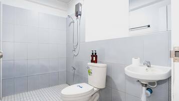 Studio | Bathroom | Towels, soap, shampoo, toilet paper