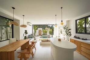 Vila, 1 quarto, piscina particular, vista para a piscina | Área de estar | Smart TV 55 polegadas com canais digitais
