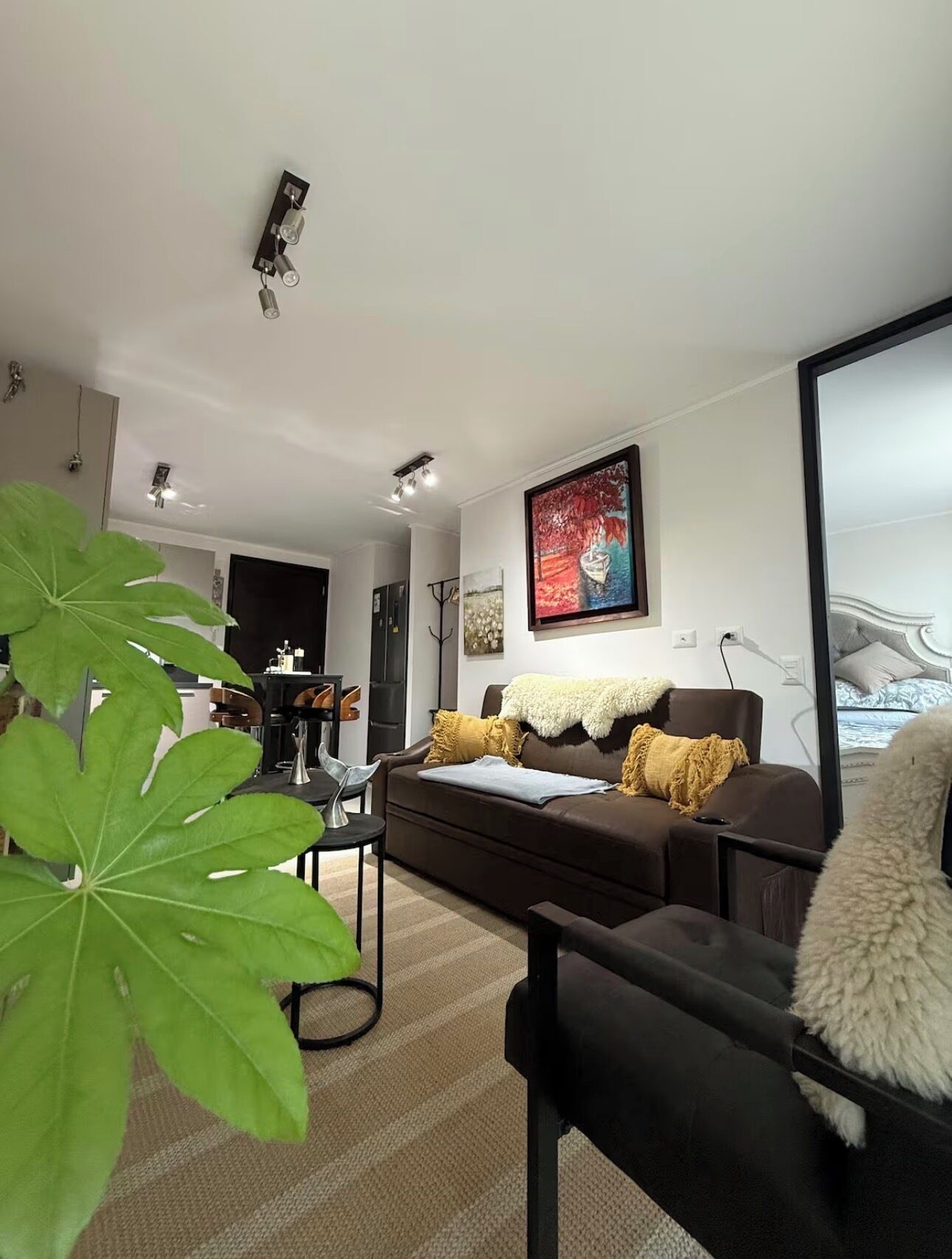 TV connectée, livres, chaîne hi-fi