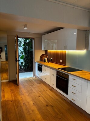 Private kitchen - Spacious Bilinga Beach Stay | Sleeps 6 + Sauna (Bilinga)