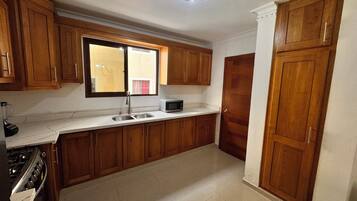 Apartment, 4 Bedrooms, Accessible, Smoking | Interior