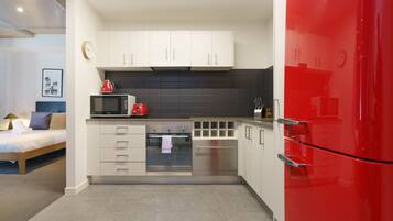 Réfrigérateur, micro-ondes, four, plaque de cuisson