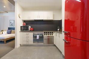 Réfrigérateur, micro-ondes, four, plaque de cuisson