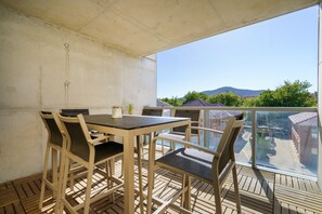 Outdoor dining - Spacious Studio in a Prime Braddon Location (Braddon)