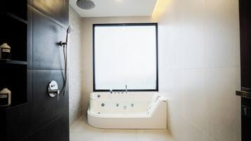 Habitación doble ejecutiva, vista al lago | Baño | Toallas, jabón, shampoo, papel de baño