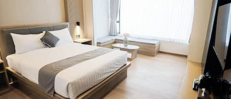 Deluxe Double Room, Lake View | Desk, free WiFi