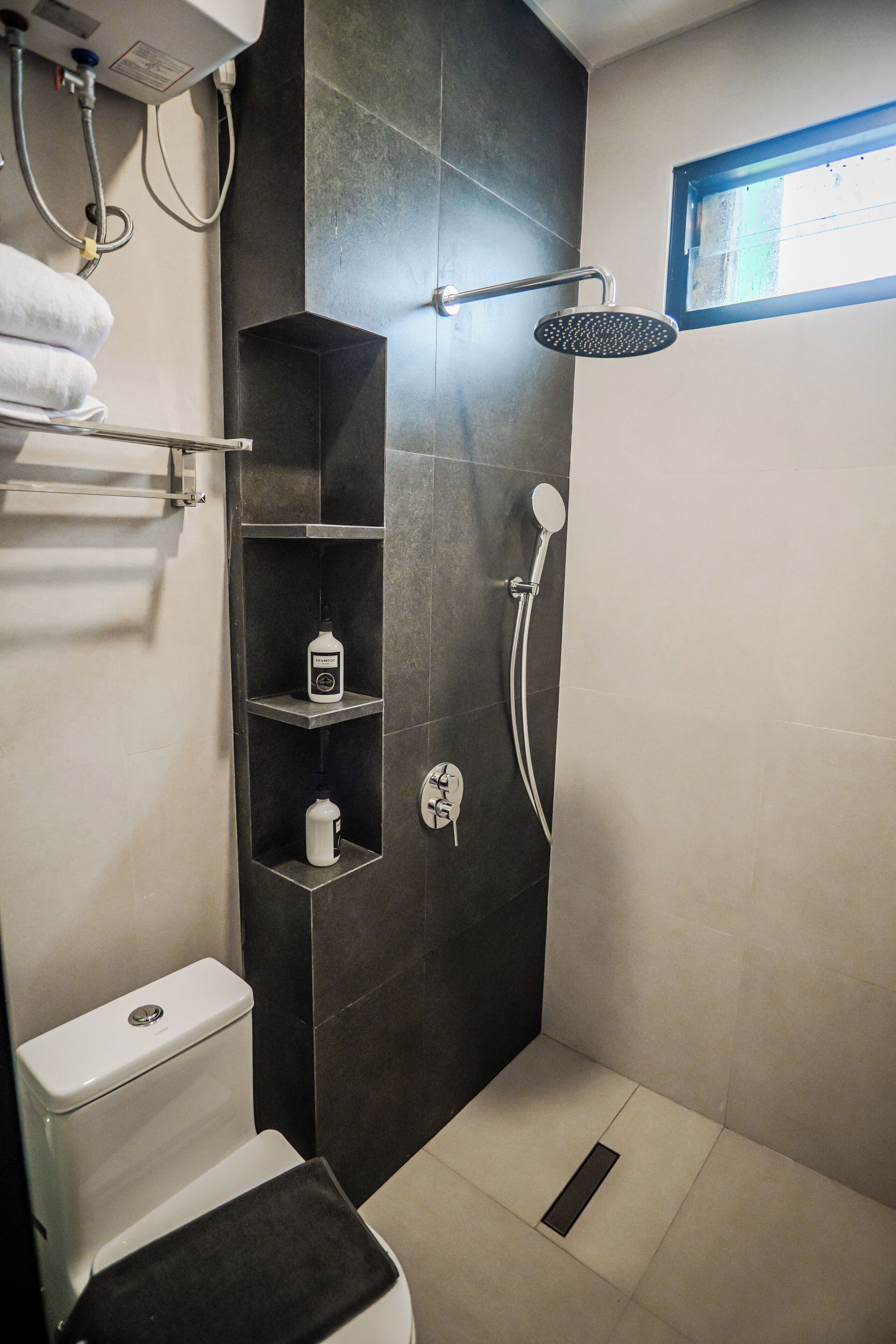 Superior Double Room, Lake View | Bathroom | Towels, soap, shampoo, toilet paper