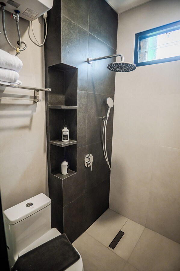 Toallas, jabón, shampoo, papel higi énico