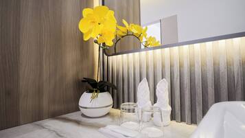 Kamar Double Eksekutif, pemandangan danau | Kamar mandi | Handuk, sabun, sampo, dan tisu toilet