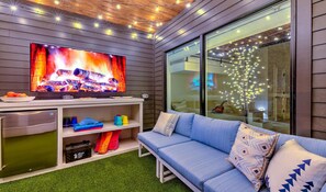 TV - Lux 4 BR/4 BA Nash Home w/Private Hot Tub-9 Beds! (Nashville)
