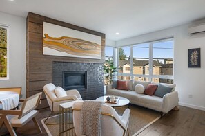 Smart TV y chimenea 