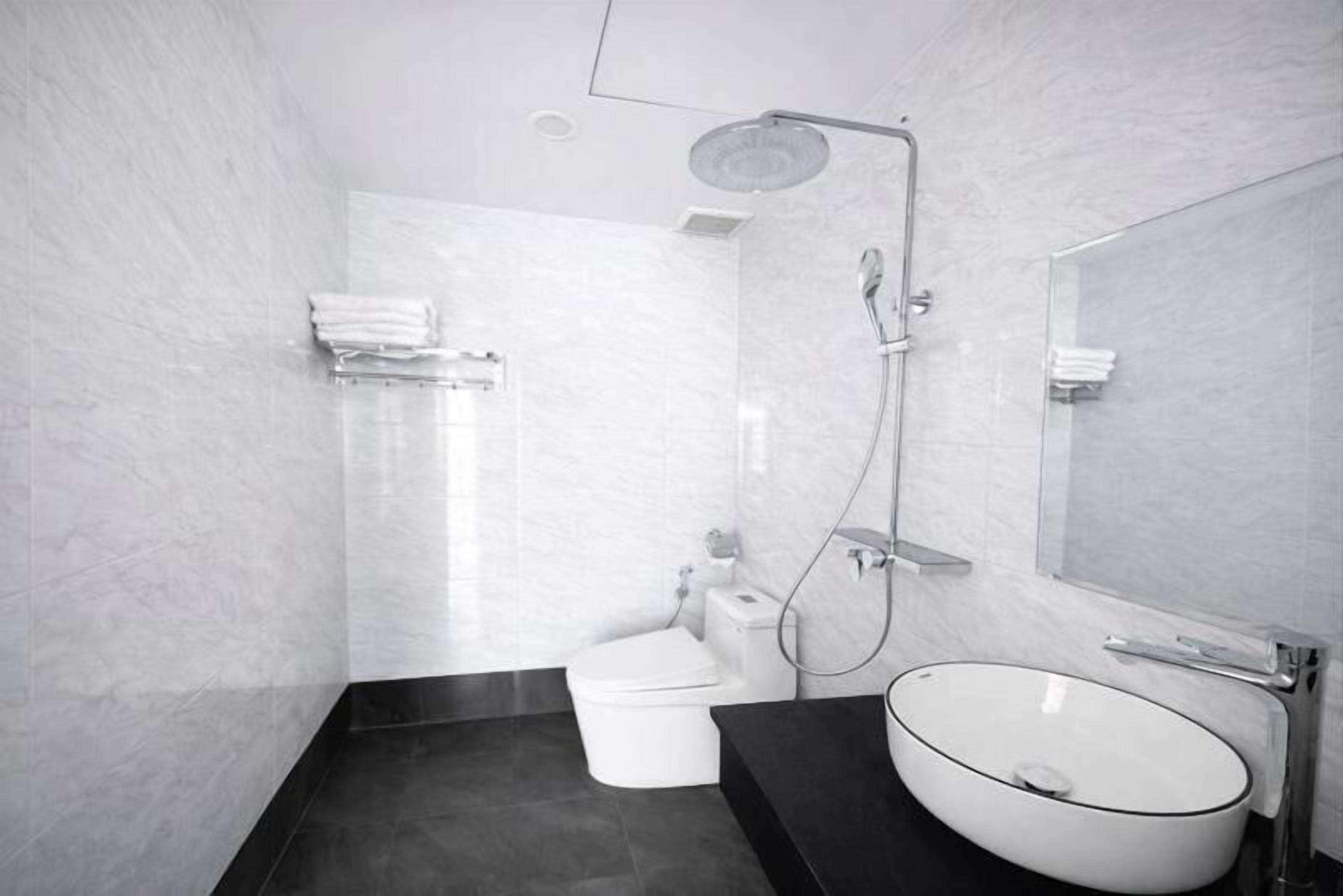 Ducha, secador de pelo, toallas, shampoo