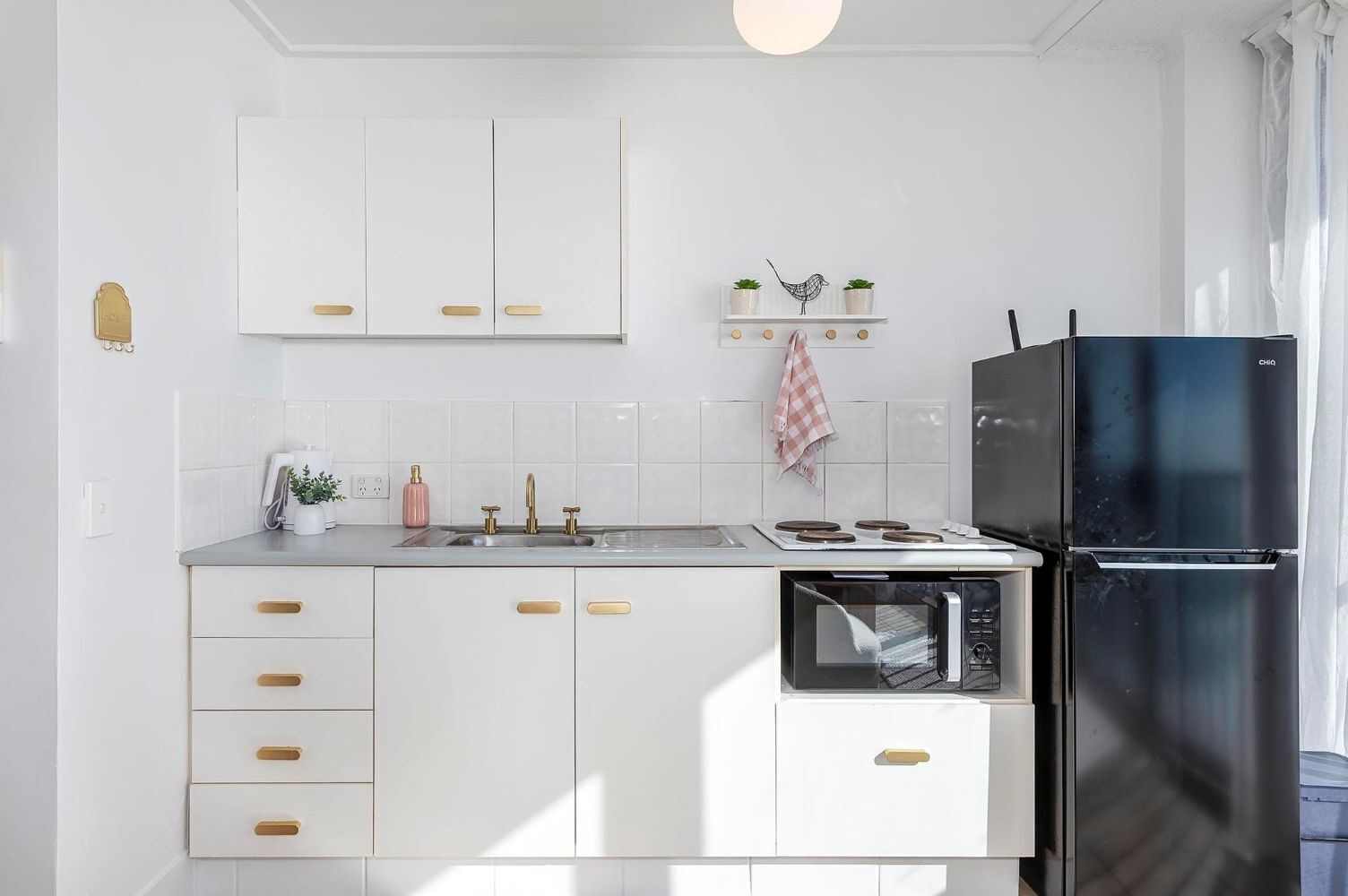 Apartment, 1 Queen Bed with Sofa bed, Ocean View | Private kitchen | Dining tables