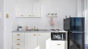 Apartment, 1 Queen Bed with Sofa bed, Ocean View | Private kitchen | Dining tables