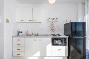 Departamento, 1 cama Queen size y sofá cama, vista al océano | Cocina privada | Comedor 