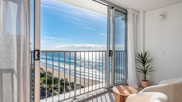 Un balcon avec vue sur la plage et l’océan.