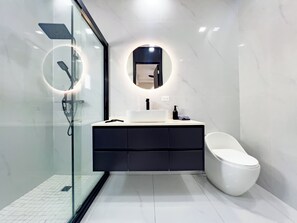 Shower, hair dryer, towels, soap - Private 3 bedroom w/own bathroom in St.Ann’s Bay, just 15 mins from Ocho Rios. (Llandovery)